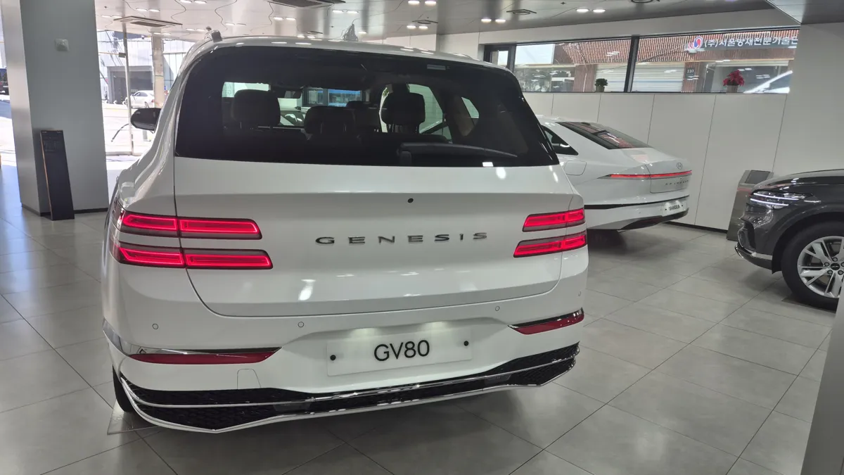 가족차 후보 제네시스 GV80 흰색 후면 근접